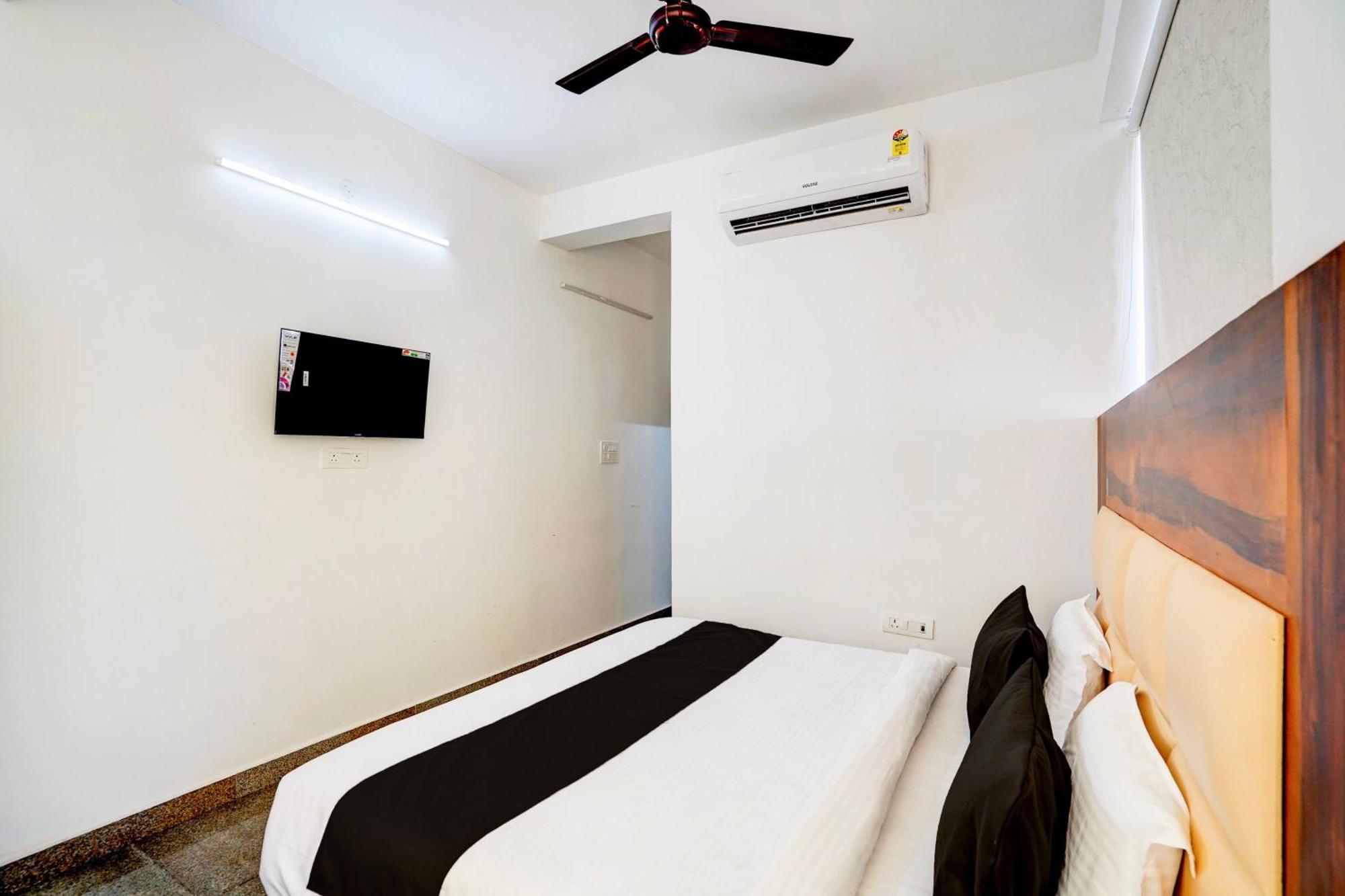 Hotel Collection O Apple Tree Noida Exterior foto